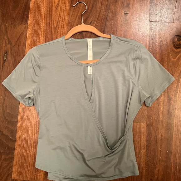 Size 8. Lululemon gorgeous top. - Picture 2 of 2
